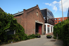 841996 Gezicht op het pand Heuveloord 17 te Utrecht, een restant van de voormalige tegelfabriek Westraven.